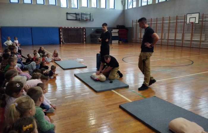 Wizyta strażaków w naszej szkole – nauka pierwszej pomocy i rozmowy o codziennej pracy bohaterów