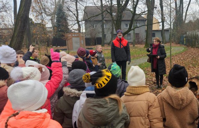 Uczniowie klas trzecich na lekcji przyrody w parku miejskim – „Jak jeże przygotowują się do zimy?”